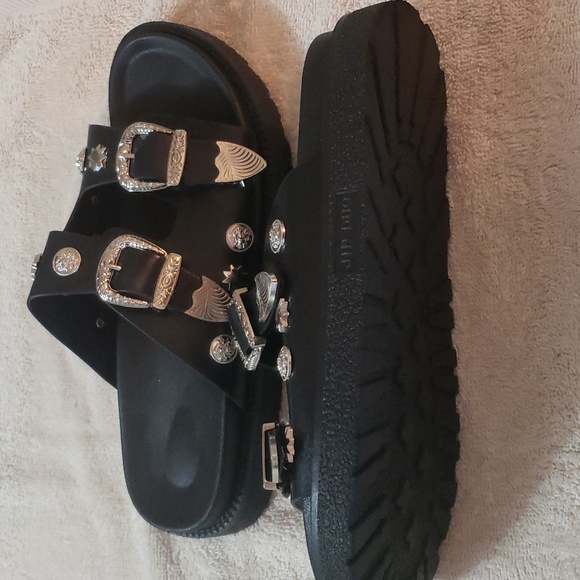 Buckle Slides - Picture 5 of 5